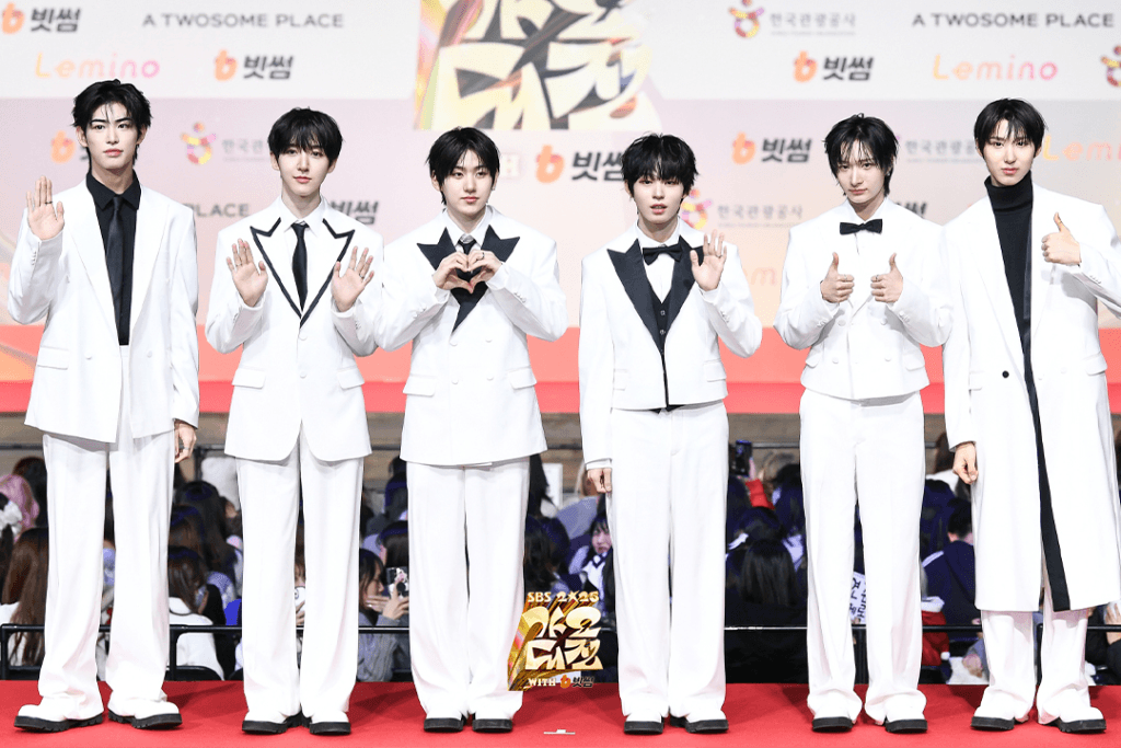 تألقت النجوم على السجادة الحمراء في حفل جوائز SBS Gayo Daejeon لعام 2025