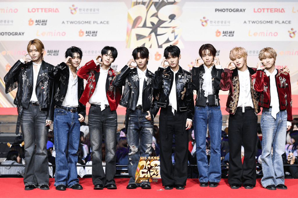 تألقت النجوم على السجادة الحمراء في حفل جوائز SBS Gayo Daejeon لعام 2025