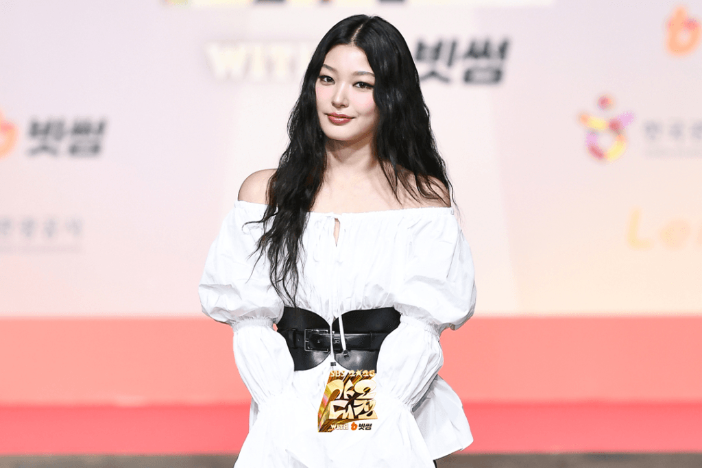 تألقت النجوم على السجادة الحمراء في حفل جوائز SBS Gayo Daejeon لعام 2025