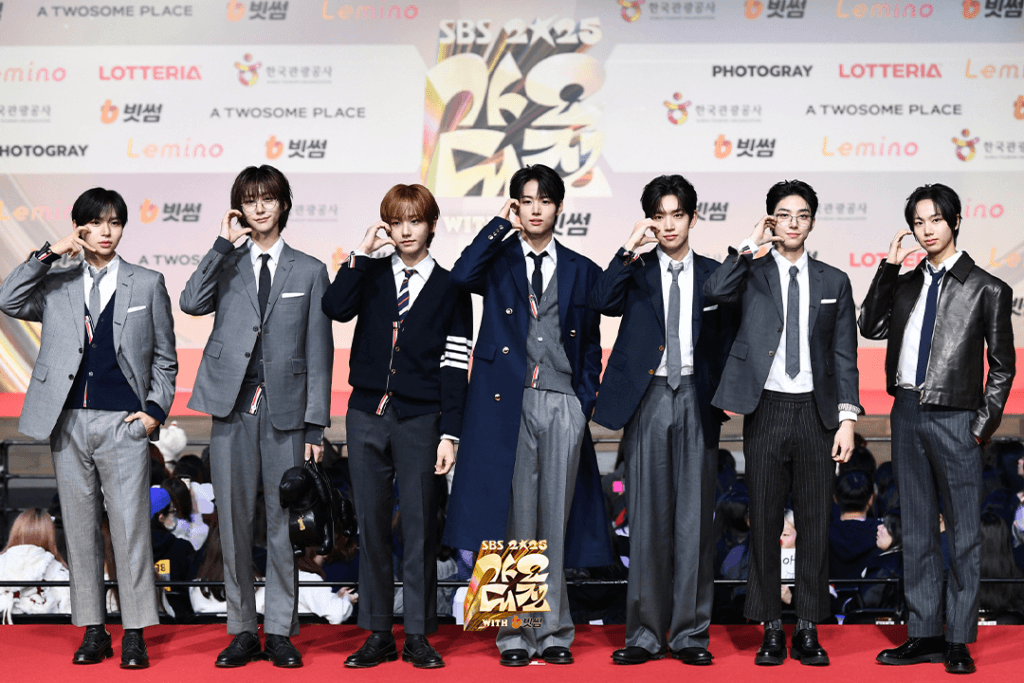 تألقت النجوم على السجادة الحمراء في حفل جوائز SBS Gayo Daejeon لعام 2025