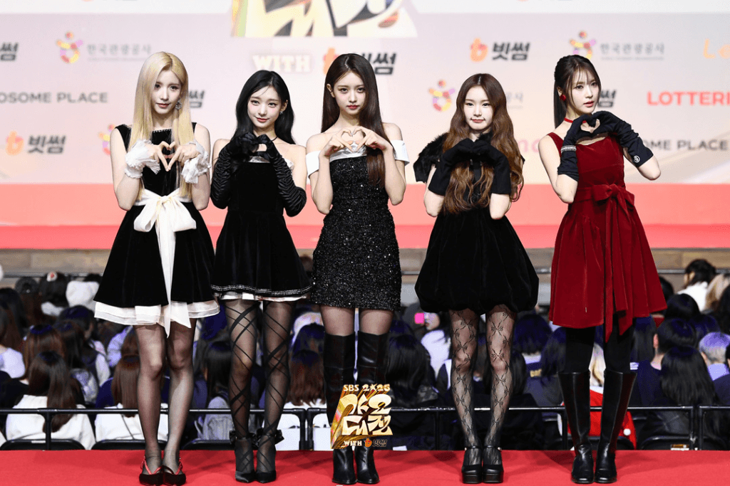 تألقت النجوم على السجادة الحمراء في حفل جوائز SBS Gayo Daejeon لعام 2025