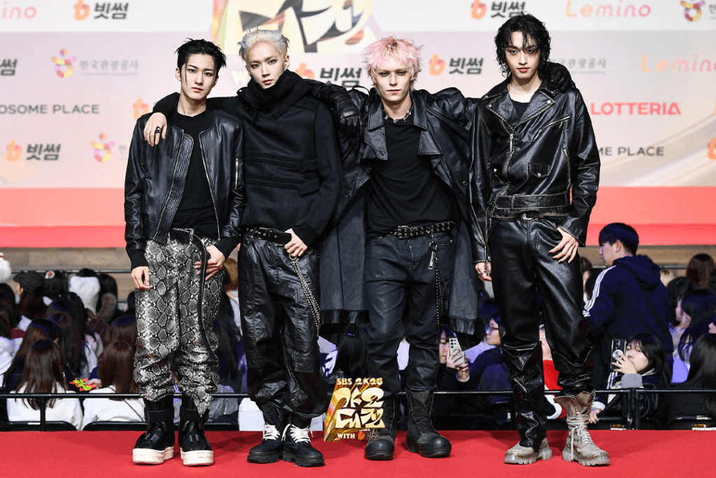 تألقت النجوم على السجادة الحمراء في حفل جوائز SBS Gayo Daejeon لعام 2025