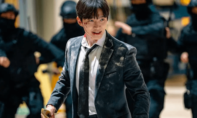 لي جونهو من فرقة 2PM عليه أن يختار بين توفير المال وإنقاذ العالم في مسلسل "كاشيرو - Cashero"