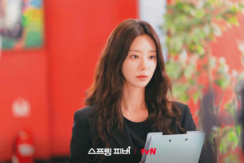 لي جو بين تتحول إلى معلمة ثانوية بعيدة عاطفياً في الدراما الجديدة "حمى الربيع" لي جو بين تتحول إلى معلمة ثانوية بعيدة عاطفياً في الدراما الجديدة "حمى الربيع"