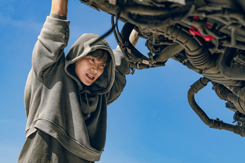 لي جونهو من فرقة 2PM عليه أن يختار بين توفير المال وإنقاذ العالم في مسلسل "كاشيرو - Cashero"