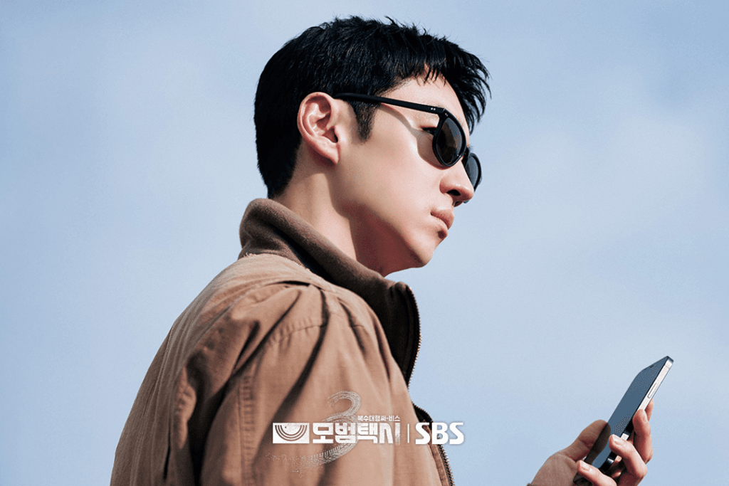 لي جي هون يطارد شريراً مجهول الهوية يختبئ وراء ستار الإنترنت في فيلم "سائق التاكسي 3 - Taxi Driver 3"