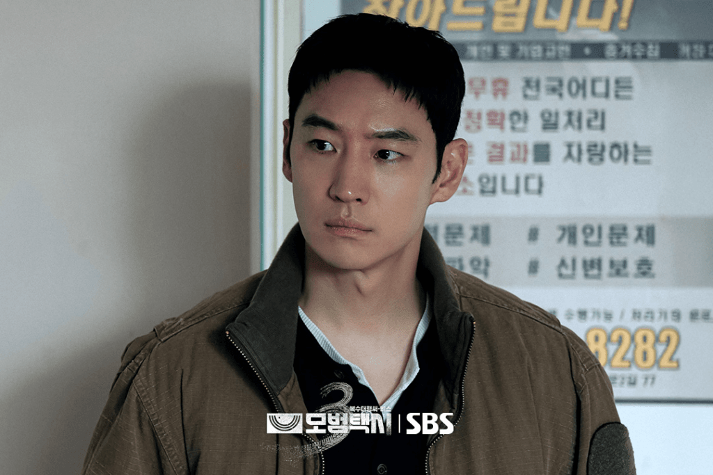 لي جي هون يطارد شريراً مجهول الهوية يختبئ وراء ستار الإنترنت في فيلم "سائق التاكسي 3 - Taxi Driver 3"