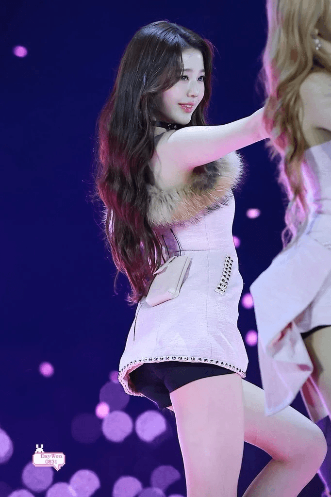 [الآراء] جانج وون يونغ من فرقة IVE تجذب الانتباه بإطلالتها المذهلة في حفل "AAA 2025" كمؤدية ومقدمة الحفل