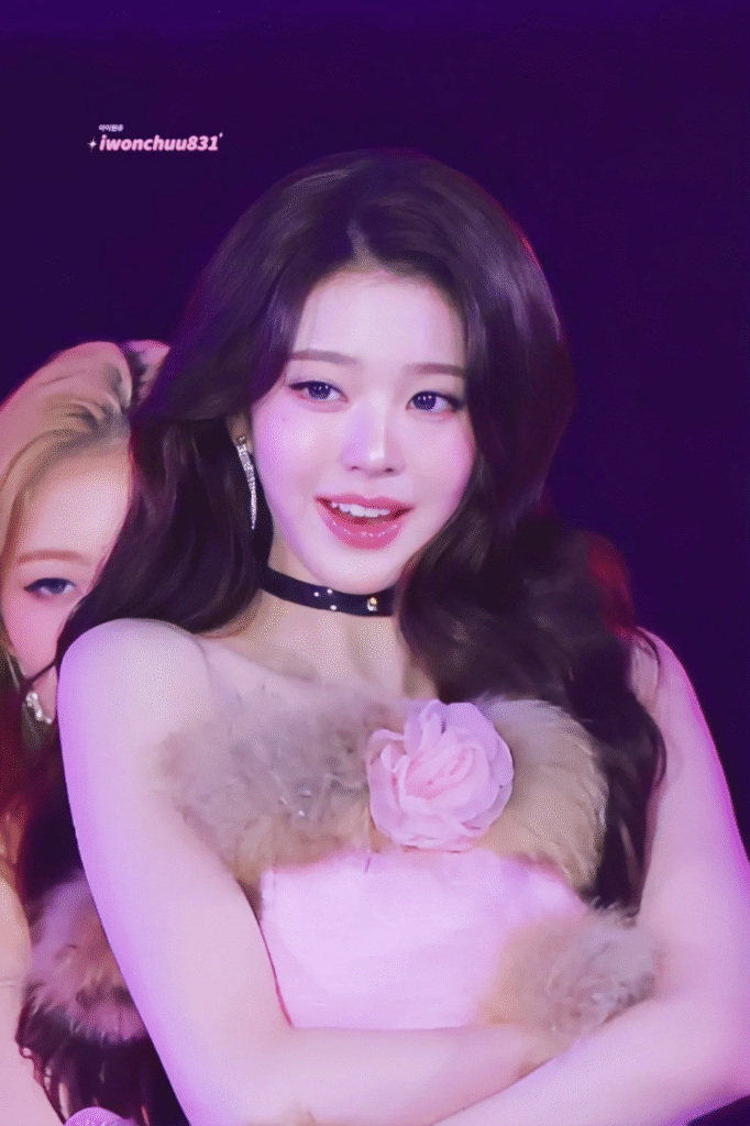 [الآراء] جانج وون يونغ من فرقة IVE تجذب الانتباه بإطلالتها المذهلة في حفل "AAA 2025" كمؤدية ومقدمة الحفل