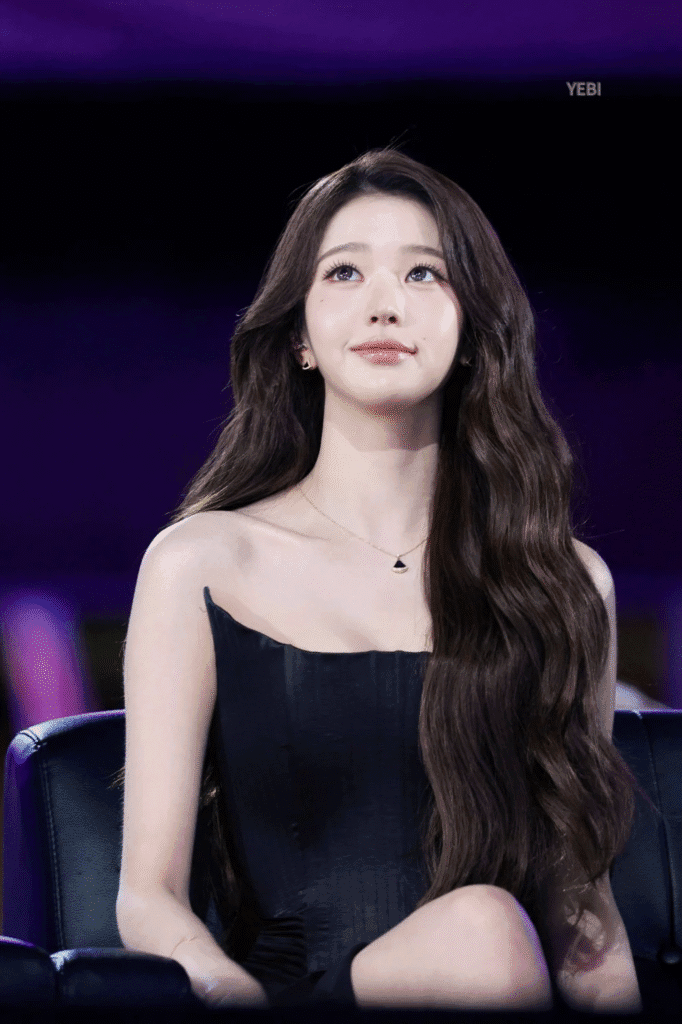 [الآراء] جانج وون يونغ من فرقة IVE تجذب الانتباه بإطلالتها المذهلة في حفل "AAA 2025" كمؤدية ومقدمة الحفل