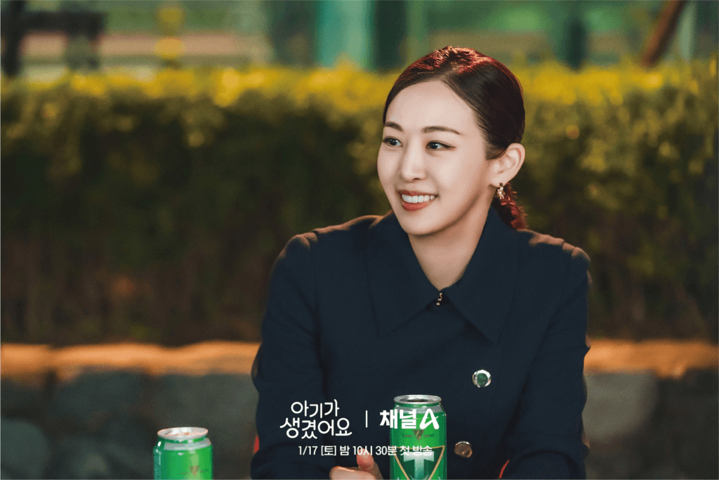 داسوم هي صاحبة فندق أنيقة ذات نظرة منفتحة على الحب في الدراما الجديدة "ايجابيًا لك - Positively Yours" داسوم هي صاحبة فندق أنيقة ذات نظرة منفتحة على الحب في الدراما الجديدة "ايجابيًا لك - Positively Yours"