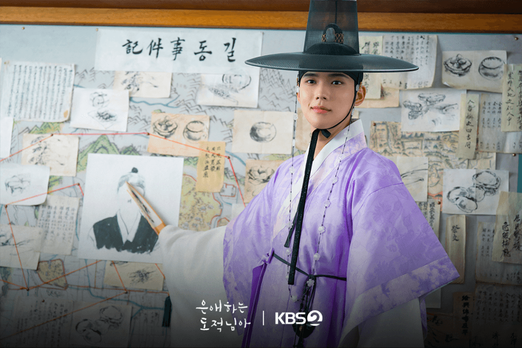 مون سانغ مين هو أمير ملكي يقضي الليل والنهار في مطاردة لص غامض في مسلسل "إلى لصتي الحبيبة - To My Beloved Thief"