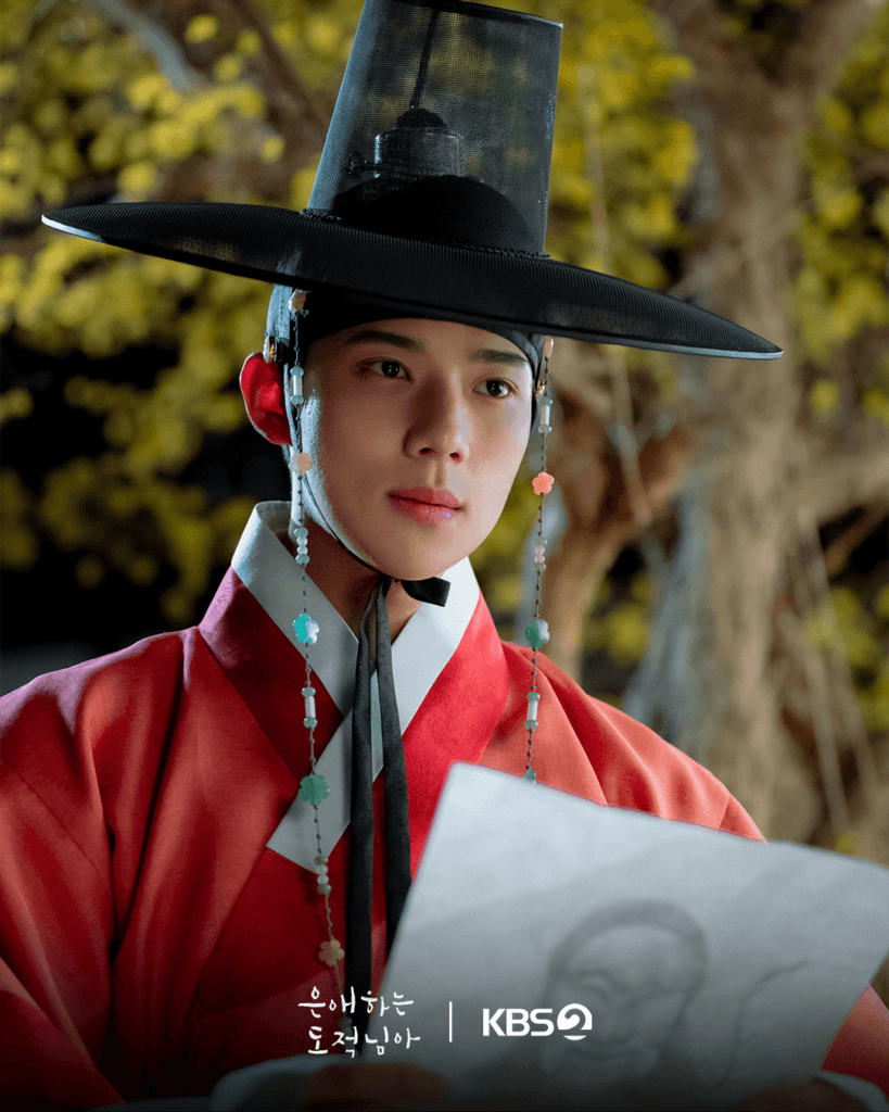 مون سانغ مين هو أمير ملكي يقضي الليل والنهار في مطاردة لص غامض في مسلسل "إلى لصتي الحبيبة - To My Beloved Thief"