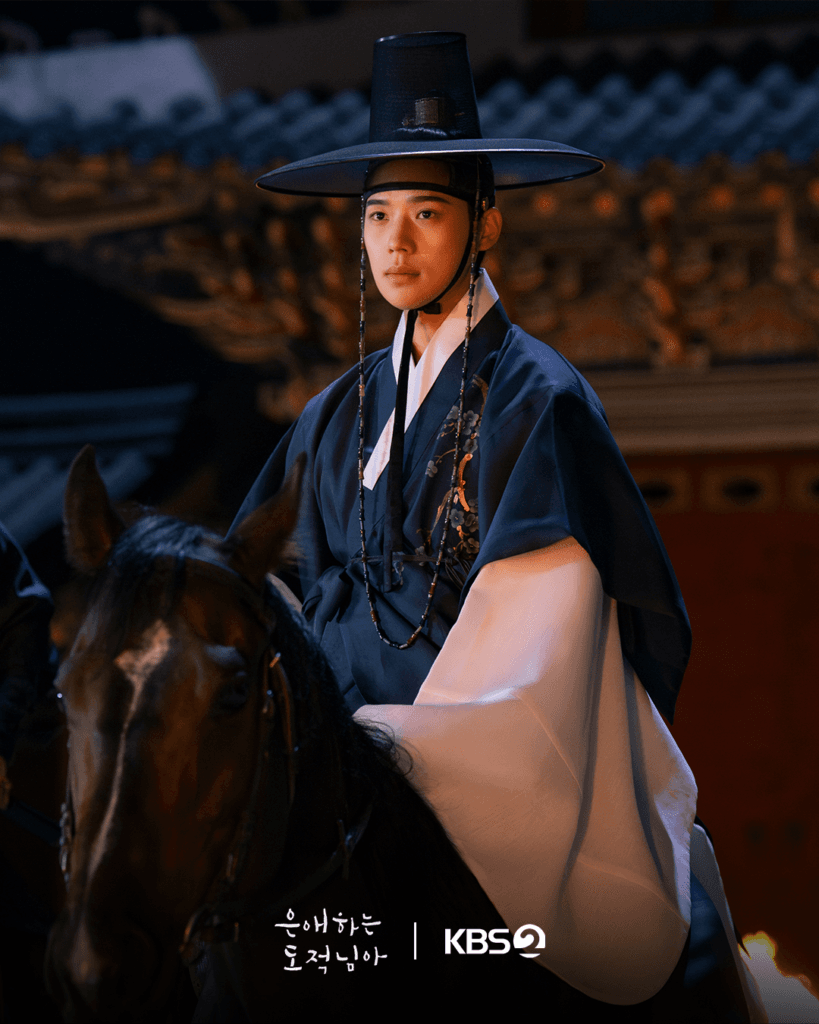 مون سانغ مين هو أمير ملكي يقضي الليل والنهار في مطاردة لص غامض في مسلسل "إلى لصتي الحبيبة - To My Beloved Thief"