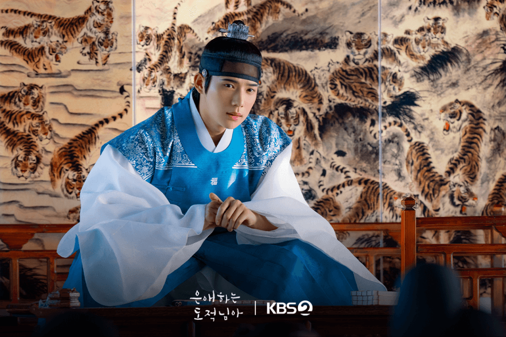 مون سانغ مين هو أمير ملكي يقضي الليل والنهار في مطاردة لص غامض في مسلسل "إلى لصتي الحبيبة - To My Beloved Thief"