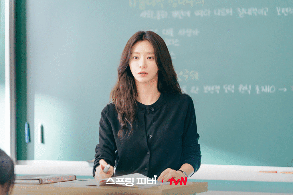 لي جو بين تتحول إلى معلمة ثانوية بعيدة عاطفياً في الدراما الجديدة "حمى الربيع" لي جو بين تتحول إلى معلمة ثانوية بعيدة عاطفياً في الدراما الجديدة "حمى الربيع"