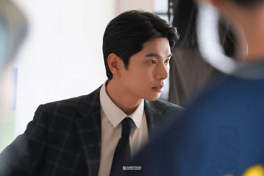 لي يي كيونغ يصدم الحضور بحذف اسم يو جاي سوك من خطاب القبول