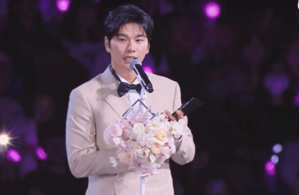 لي يي كيونغ يصدم الحضور بحذف اسم يو جاي سوك من خطاب القبول