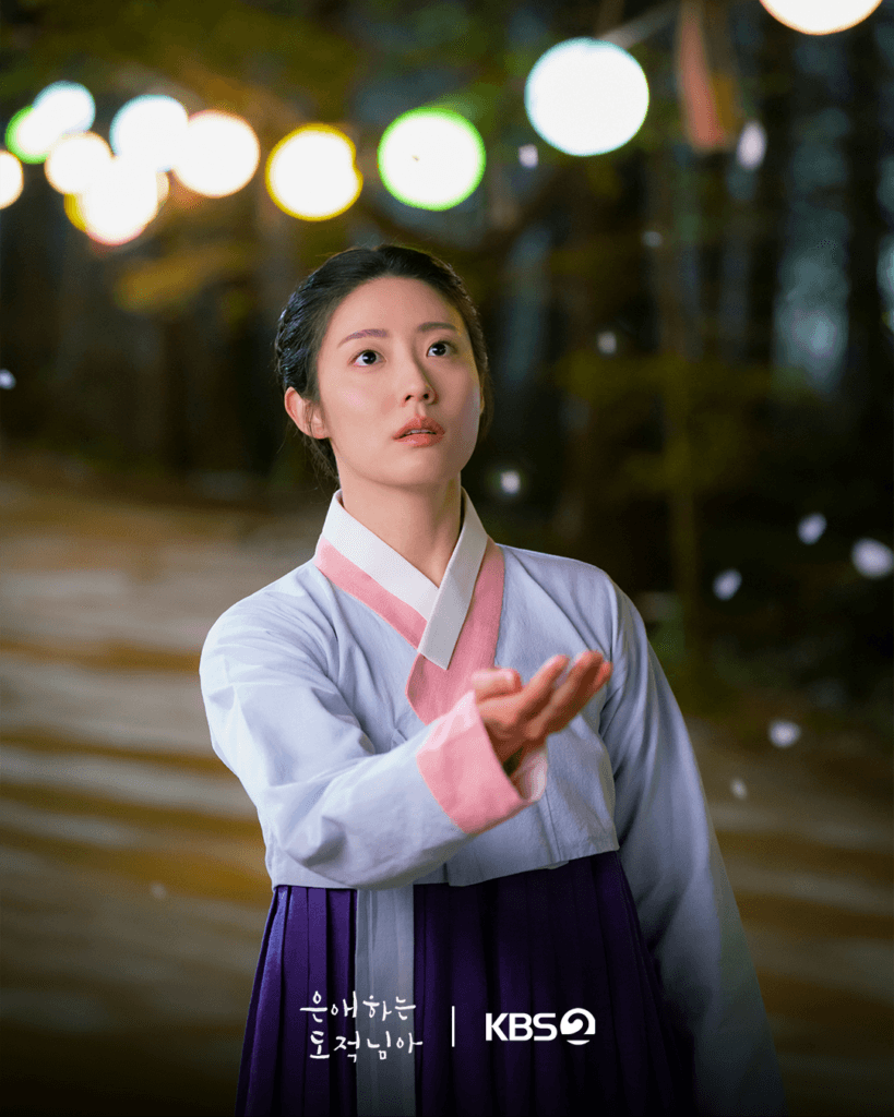 تتحدث نام جي هيون عن عودتها إلى الدراما التاريخية وسحر شخصيتها في مسلسل "إلى لصتي الحبيبة - To My Beloved Thief" تتحدث نام جي هيون عن عودتها إلى الدراما التاريخية وسحر شخصيتها في مسلسل "إلى لصتي الحبيبة - To My Beloved Thief"