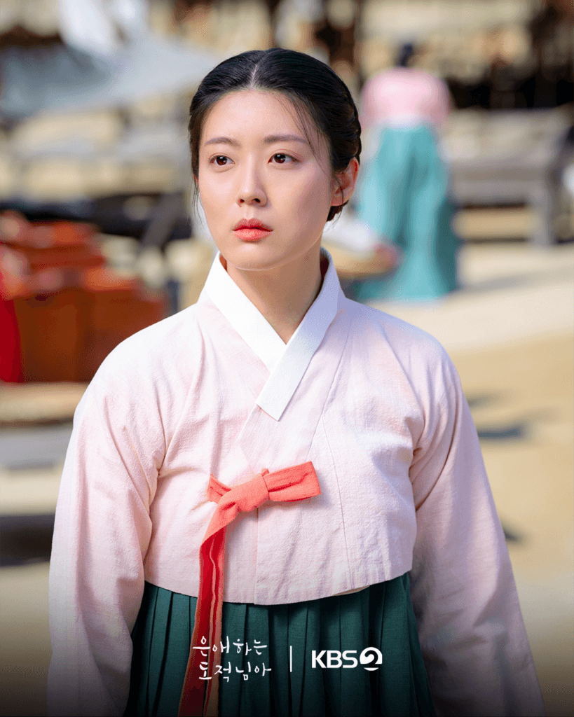 تتحدث نام جي هيون عن عودتها إلى الدراما التاريخية وسحر شخصيتها في مسلسل "إلى لصتي الحبيبة - To My Beloved Thief" تتحدث نام جي هيون عن عودتها إلى الدراما التاريخية وسحر شخصيتها في مسلسل "إلى لصتي الحبيبة - To My Beloved Thief"