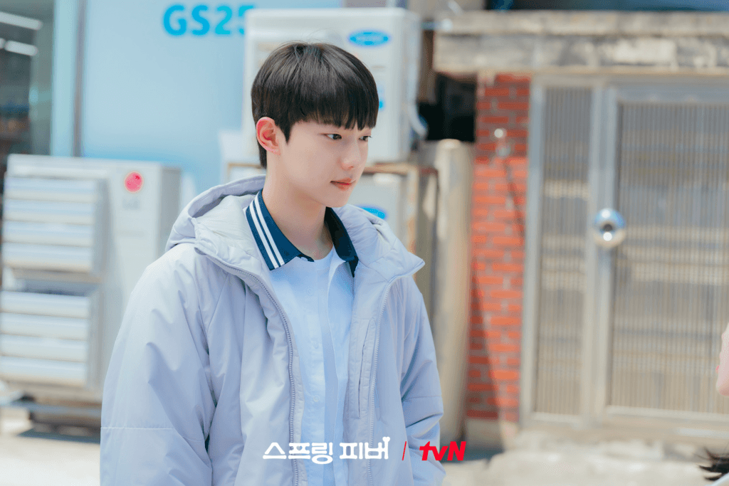 تتحول المنافسة بين تشو جون يونغ ولي جاي إن في المدرسة الثانوية إلى قصة حب في مسلسل "حمى الربيع - Spring Fever" تتحول المنافسة بين تشو جون يونغ ولي جاي إن في المدرسة الثانوية إلى قصة حب في مسلسل "حمى الربيع - Spring Fever"