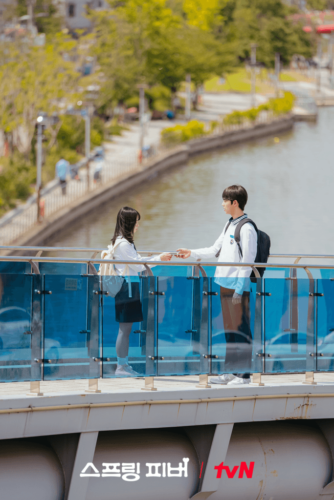 تتحول المنافسة بين تشو جون يونغ ولي جاي إن في المدرسة الثانوية إلى قصة حب في مسلسل "حمى الربيع - Spring Fever" تتحول المنافسة بين تشو جون يونغ ولي جاي إن في المدرسة الثانوية إلى قصة حب في مسلسل "حمى الربيع - Spring Fever"