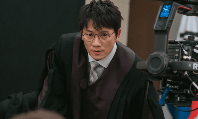 جي سونغ، وون جين آه، وبارك هي سون يملؤهم الحماس في موقع تصوير مسلسل "عودة القاضي - The Judge Returns"