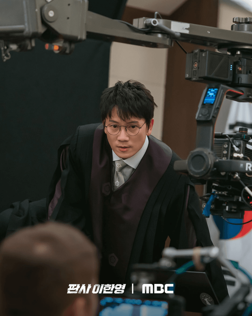 جي سونغ، وون جين آه، وبارك هي سون يملؤهم الحماس في موقع تصوير مسلسل "عودة القاضي - The Judge Returns"