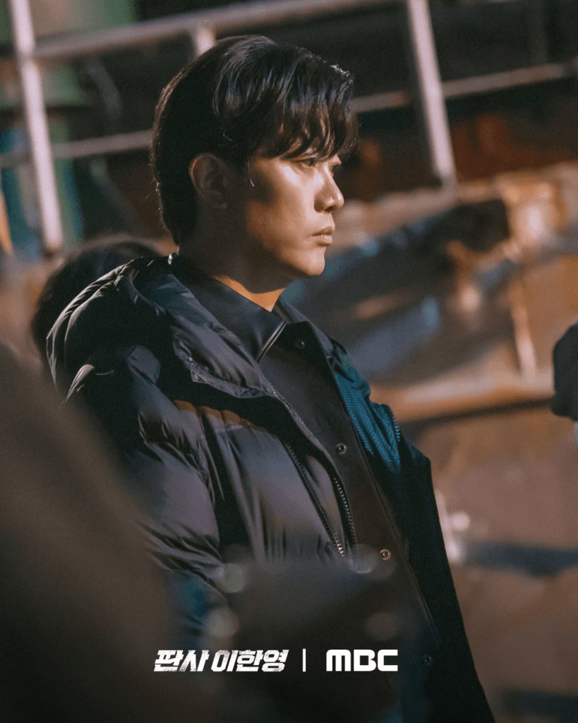 جي سونغ، وون جين آه، وبارك هي سون يملؤهم الحماس في موقع تصوير مسلسل "عودة القاضي - The Judge Returns"