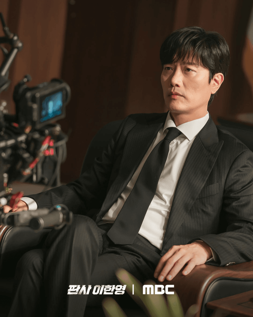 جي سونغ، وون جين آه، وبارك هي سون يملؤهم الحماس في موقع تصوير مسلسل "عودة القاضي - The Judge Returns"