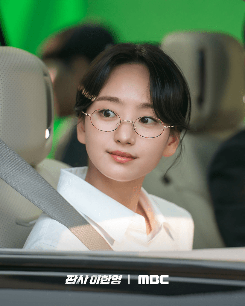 جي سونغ، وون جين آه، وبارك هي سون يملؤهم الحماس في موقع تصوير مسلسل "عودة القاضي - The Judge Returns"