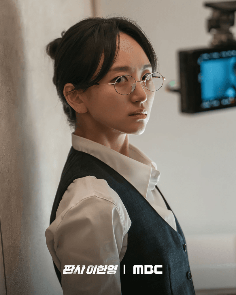 جي سونغ، وون جين آه، وبارك هي سون يملؤهم الحماس في موقع تصوير مسلسل "عودة القاضي - The Judge Returns"