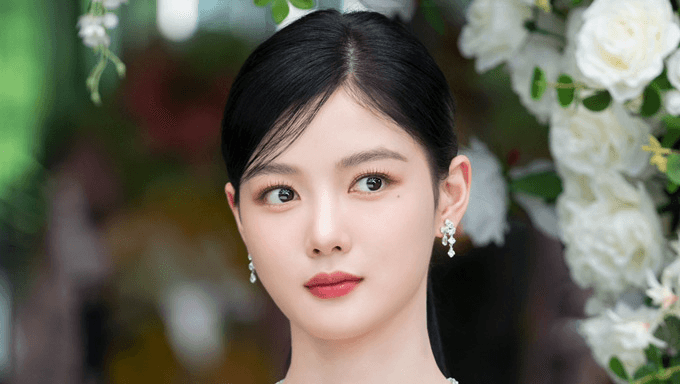 ثروة كيم يو جونغ، عائلتها، علاقاتها، أسلوب حياتها، أهم إنجازاتها المهنية، والمزيد عن بطلة مسلسل "عزيزي اكس - Dear X"