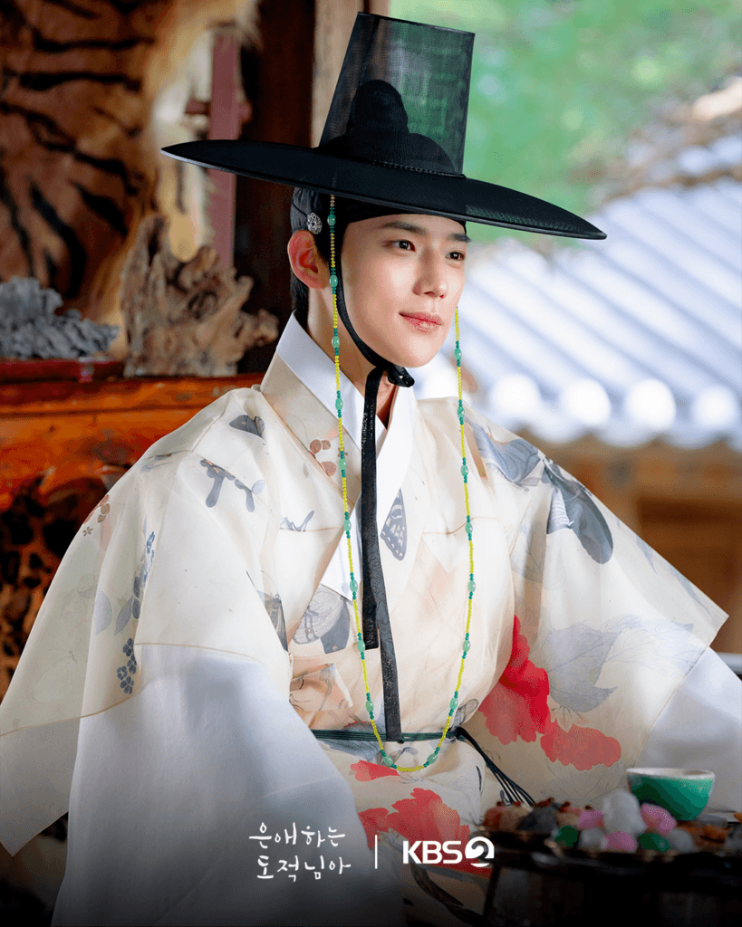 مون سانغ مين يكشف عن أكثر عباراته الغزلية التي لا تُنسى في مسلسل "إلى لصتي الحبيبة - To My Beloved Thief" وعن سحر شخصيته الرومانسي