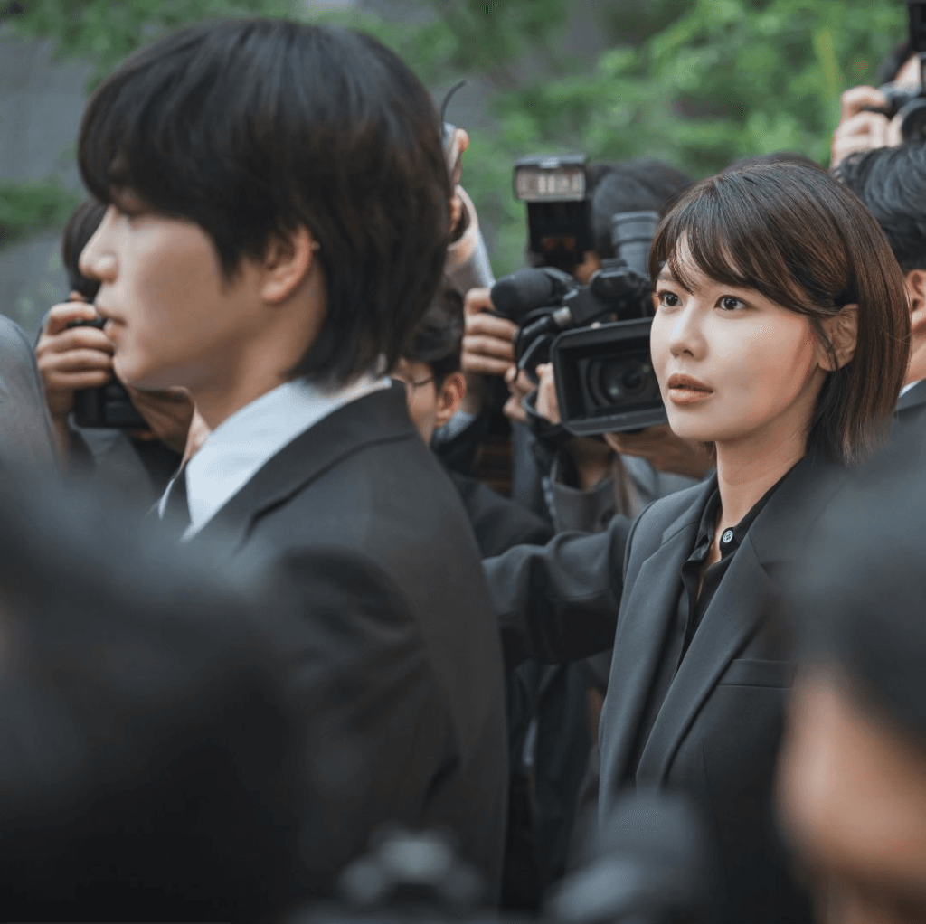 سويونغ تدعم كيم جاي يونغ بينما يعود إلى الأضواء في مسلسل "محامية الايدول - IDOL I"