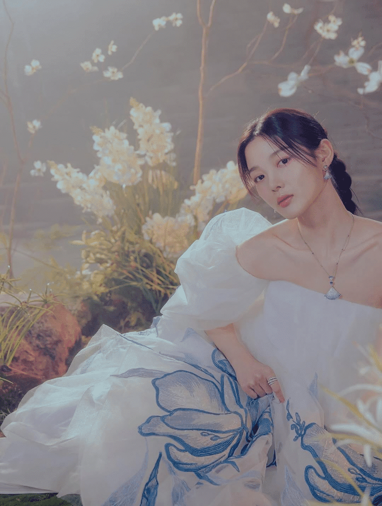 ثروة كيم يو جونغ، عائلتها، علاقاتها، أسلوب حياتها، أهم إنجازاتها المهنية، والمزيد عن بطلة مسلسل "عزيزي اكس - Dear X"