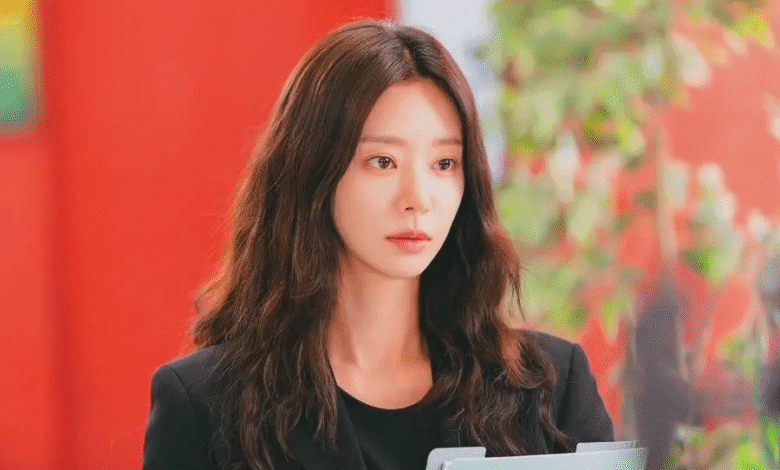 لي جو بين تتحول إلى معلمة ثانوية بعيدة عاطفياً في الدراما الجديدة "حمى الربيع" لي جو بين يتحول إلى معلم ثانوية بعيد عاطفياً في الدراما الجديدة "حمى الربيع"