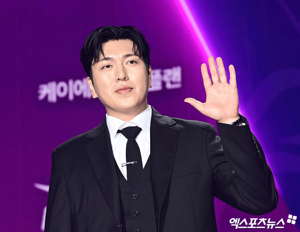 تتألق النجوم على السجادة الحمراء لحفل توزيع جوائز APAN Star Awards لعام 2025