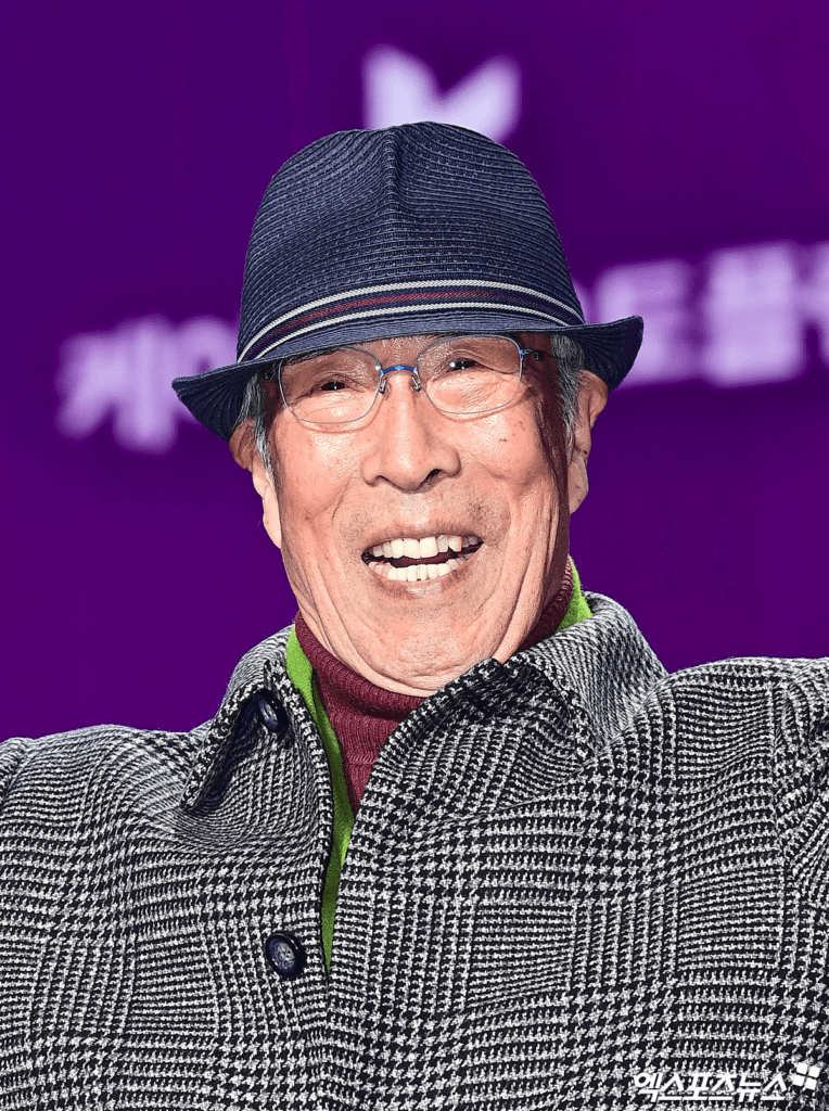 تتألق النجوم على السجادة الحمراء لحفل توزيع جوائز APAN Star Awards لعام 2025