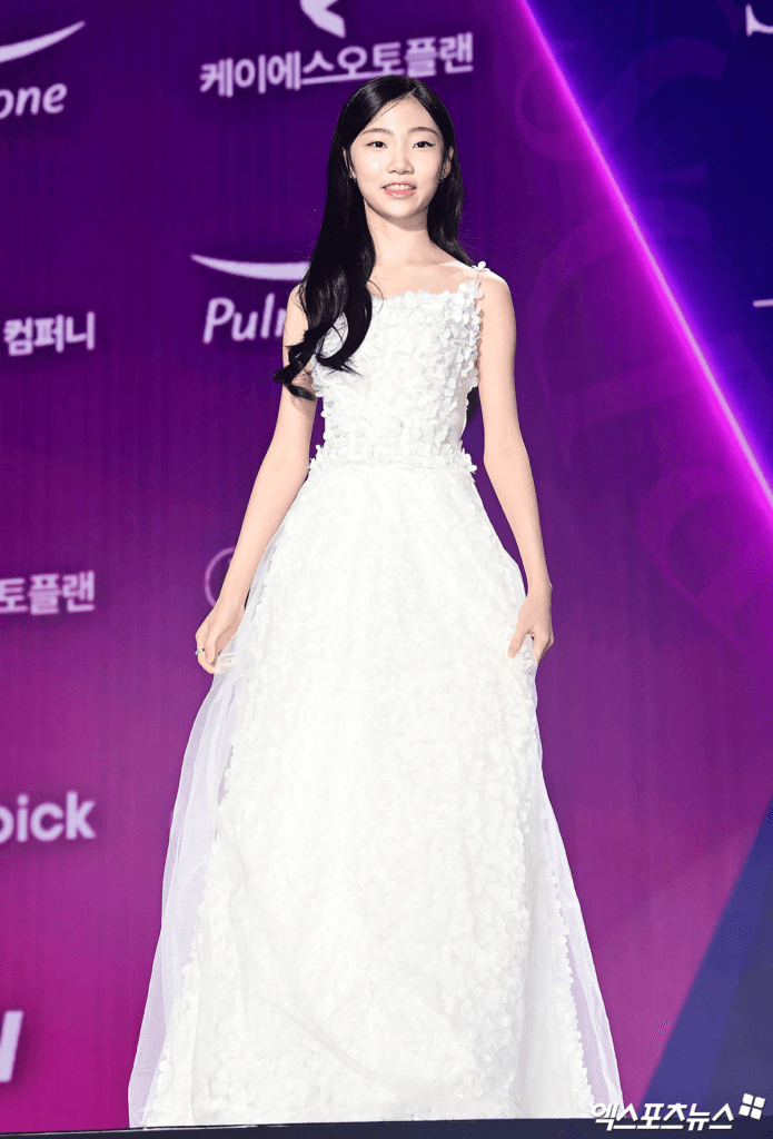 تتألق النجوم على السجادة الحمراء لحفل توزيع جوائز APAN Star Awards لعام 2025