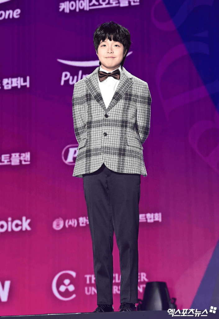 تتألق النجوم على السجادة الحمراء لحفل توزيع جوائز APAN Star Awards لعام 2025