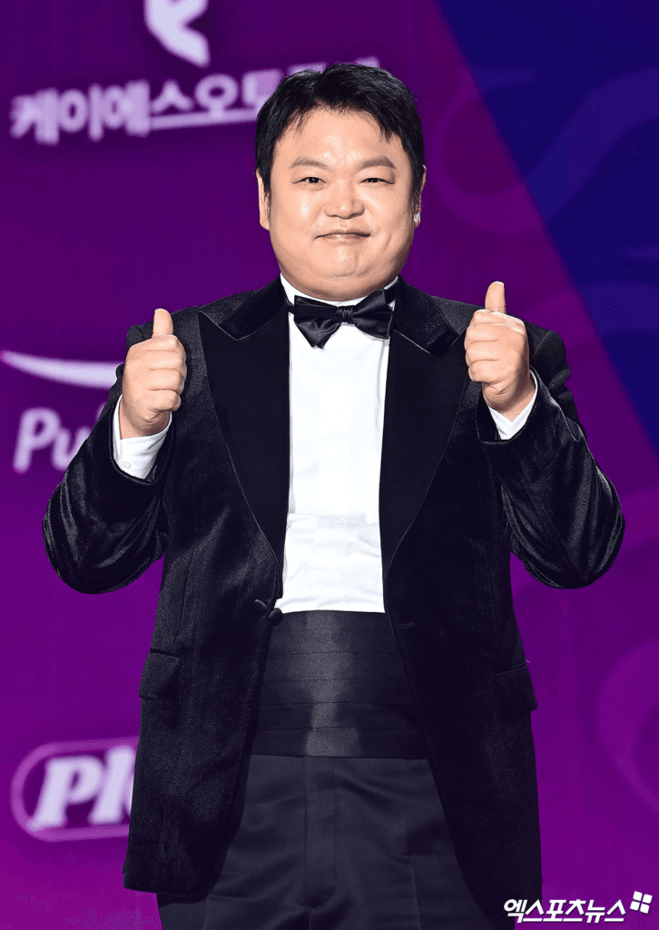 تتألق النجوم على السجادة الحمراء لحفل توزيع جوائز APAN Star Awards لعام 2025