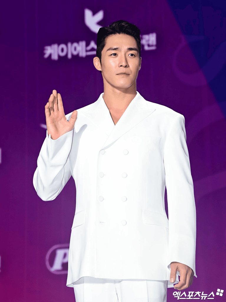 تتألق النجوم على السجادة الحمراء لحفل توزيع جوائز APAN Star Awards لعام 2025