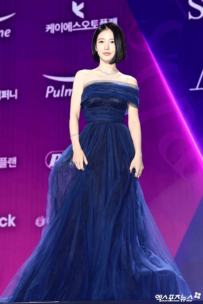 تتألق النجوم على السجادة الحمراء لحفل توزيع جوائز APAN Star Awards لعام 2025