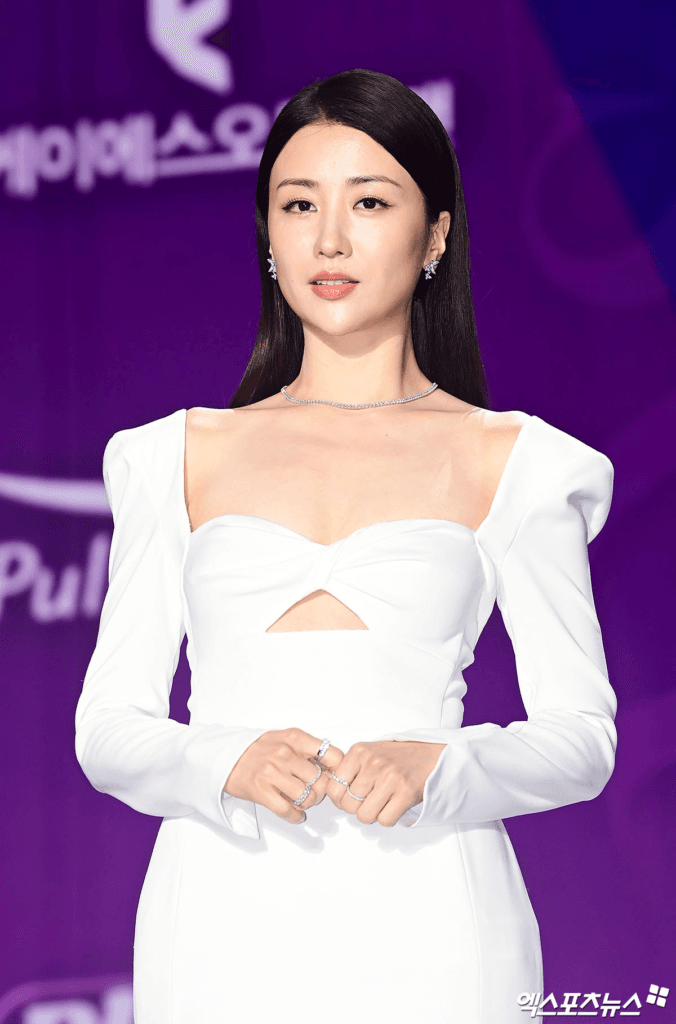 تتألق النجوم على السجادة الحمراء لحفل توزيع جوائز APAN Star Awards لعام 2025