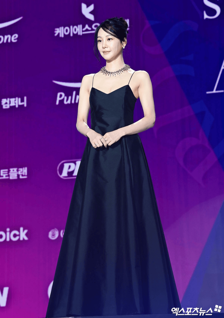 تتألق النجوم على السجادة الحمراء لحفل توزيع جوائز APAN Star Awards لعام 2025