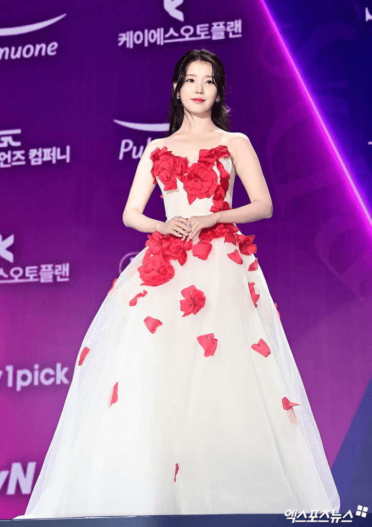 تتألق النجوم على السجادة الحمراء لحفل توزيع جوائز APAN Star Awards لعام 2025