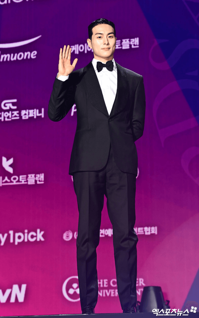 تتألق النجوم على السجادة الحمراء لحفل توزيع جوائز APAN Star Awards لعام 2025