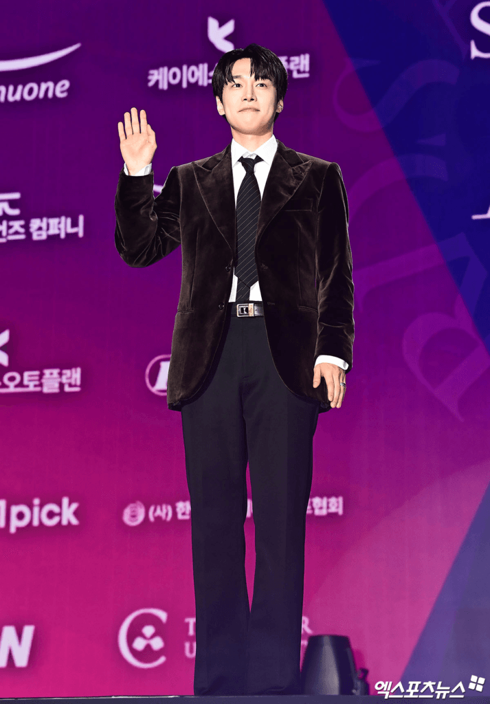 تتألق النجوم على السجادة الحمراء لحفل توزيع جوائز APAN Star Awards لعام 2025