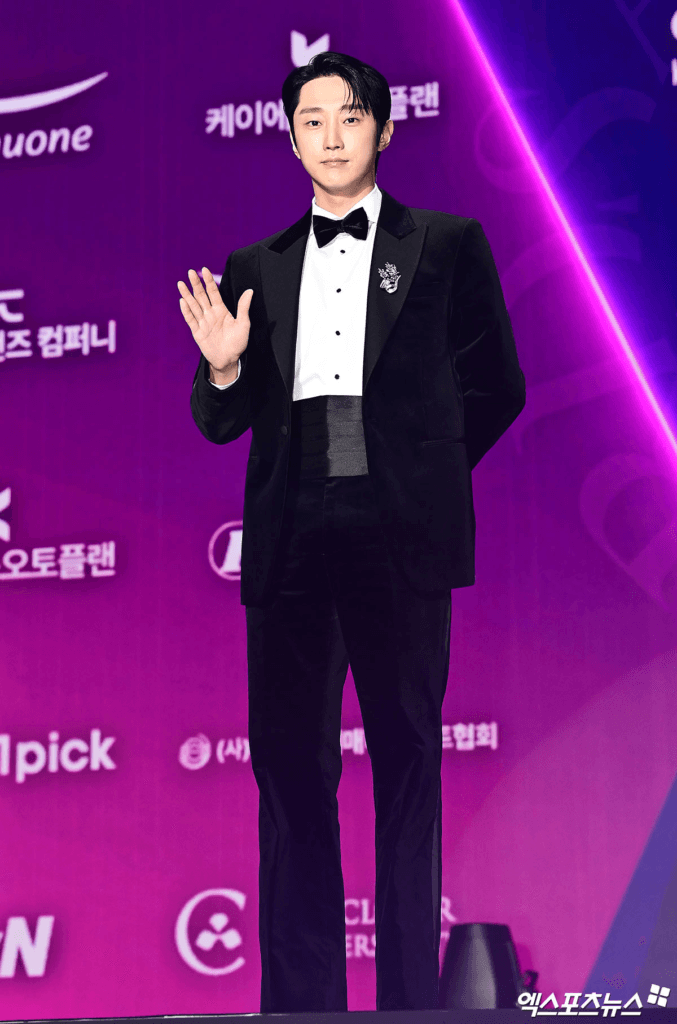 تتألق النجوم على السجادة الحمراء لحفل توزيع جوائز APAN Star Awards لعام 2025